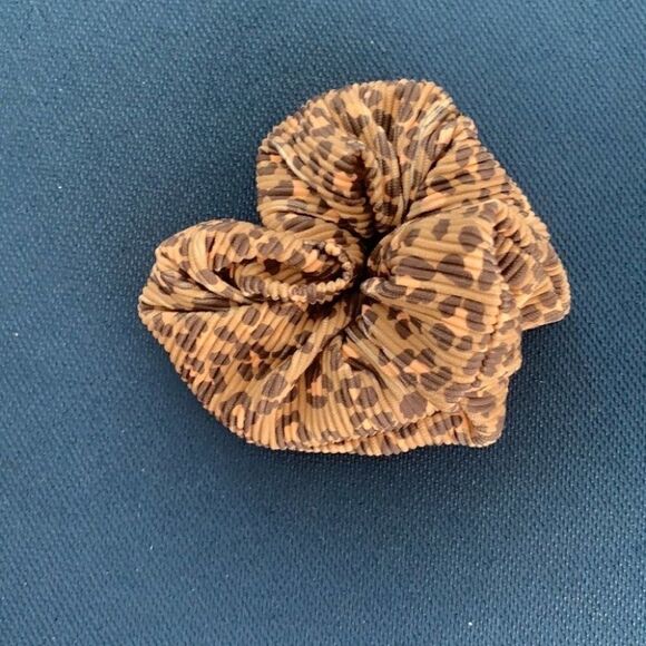 Bundle of three Aerie leopard hair scrunchies - Picture 4 of 4